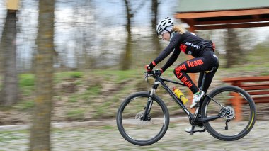 rekabet üzerinde bilinmeyen yarışçı