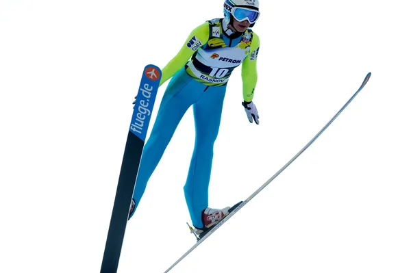 Un sauteur à ski inconnu concourt — Photo