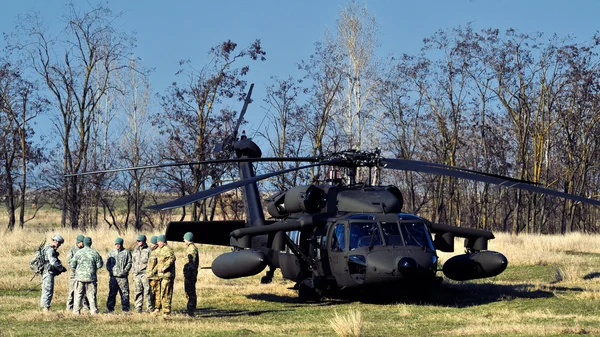 ГАЛАТИ, Румыния - МАРТ 24: ЧЕРНЫЙ боевой вертолет HAWK в Ро — стоковое фото