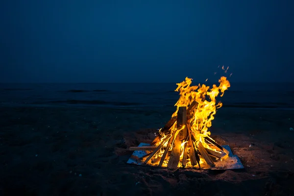 Gece kamp ateşi. — Stok fotoğraf