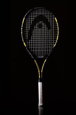 Tenis raketi siyah arka plan üzerinde