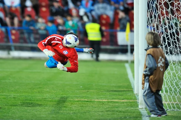 Může Galati, Rumunsko - 08: Neznámý brankář hráč provádí dur — Stock fotografie