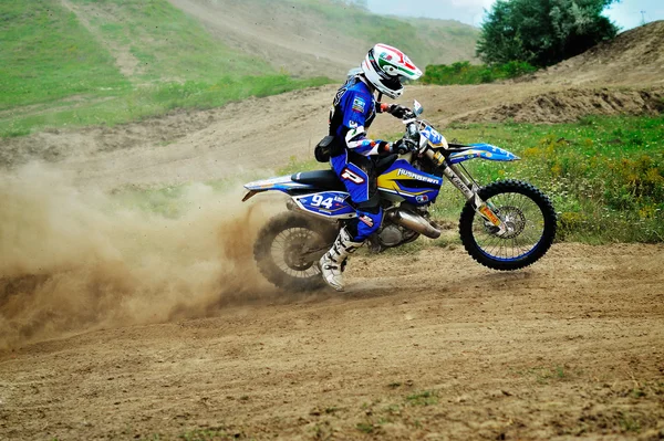 Buzau, Roemenië - 15 juni: Een niet-geïdentificeerde rider deelneemt — Stockfoto