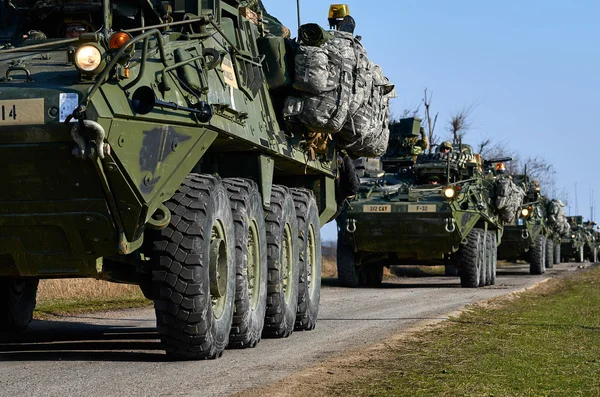 ГАЛАТИ, Румыния - 24 марта: Боевая машина "Страйкер" на цыганском языке — стоковое фото