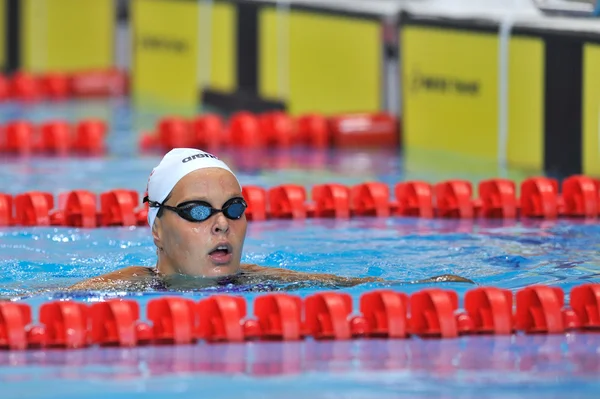 BUCHAREST, RUMANIA - 10 DE JULIO: Nadador desconocido compitiendo en la piscina de Dinamo en el Campeonato Internacional Rumano de Natación, Evento Interior el 10 de julio de 2015 en Bucarest, Rumania — Foto de Stock