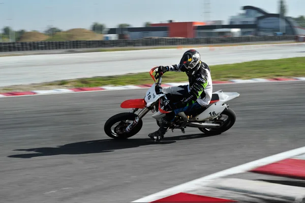 BUCHAREST, ROMÉNIA - PTU 04: Participa um motociclista não identificado — Fotografia de Stock