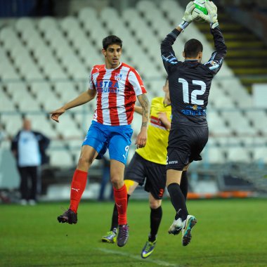 Galati, Romanya - 6 Nisan: Bilinmeyen futbolcuların gerçekleştirir sırasında futbol oyun, skoru 1-1 Otelul Galati (kırmızı ve beyaz) vs Ceahlaul Piatra Neamt (sarı) 6 Nisan 2014 tarihinde Galati, Romanya
