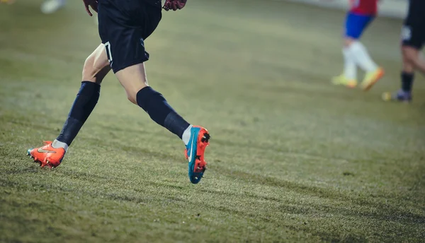 Galati, Rumänien - 5 mars: Okänd fotboll spelare perforgalati — Stockfoto