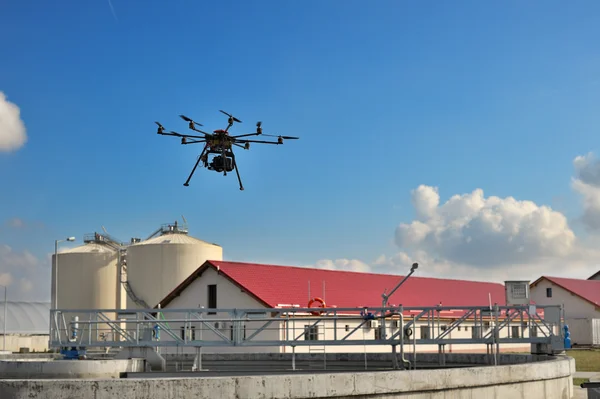 Volando con un dron para producciones de vídeo y fotos —  Fotos de Stock