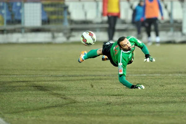 GALATI, RUMANIA - 21 DE FEBRERO: Jugador portero desconocido realiza dur — Foto de Stock