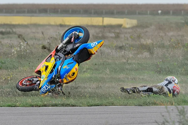 Bukarest, Rumänien - Sep 27: En oidentifierad rider föll på spåret — Stockfoto