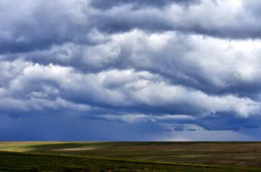 Tarıma elverişli arazi ve bulutlu gökyüzü