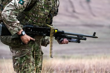 Galati, Romanya - 8 Ekim: İngiliz askeri ile makineli tüfek M2