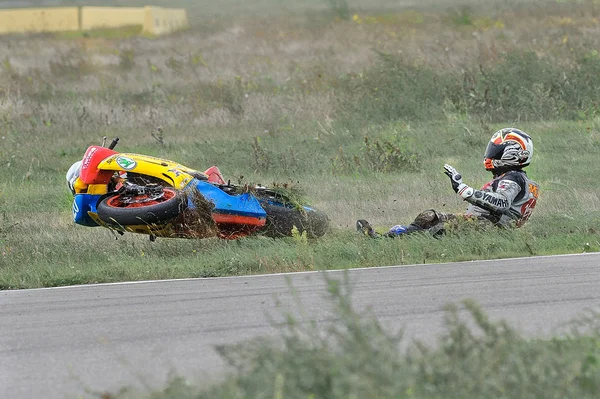 BUCHAREST, RUMANIA - SEP 27: Un piloto no identificado cayó en la pista —  Fotos de Stock