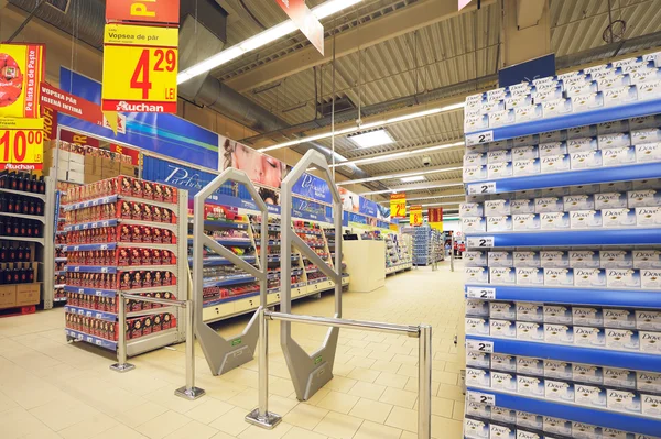 Galati, Rumunia - 04 kwietnia: Zdjęcia hotelu grand o hipermarket Auchan — Zdjęcie stockowe