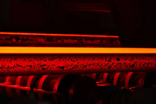 Горячая сталь на конвейере внутри металлургического завода — стоковое фото