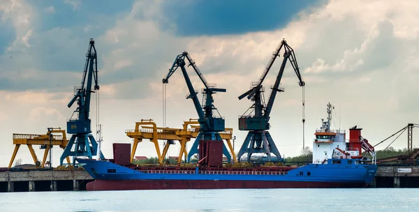 Vue sur port maritime avec grues au coucher du soleil — Photo