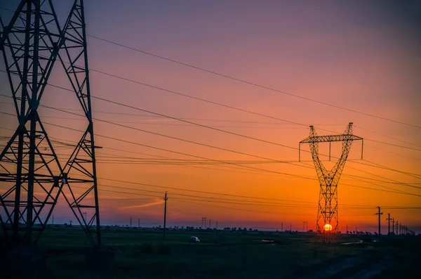 Силуэт столбов электричества во время захода солнца — стоковое фото