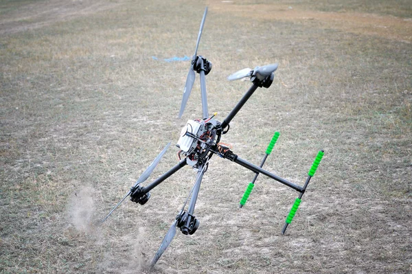 Drone de carbono profissional batendo — Fotografia de Stock