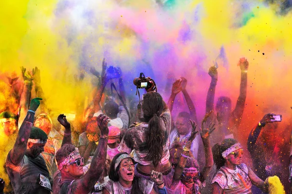 renk kimliği belirsiz insanların kalabalıklar çalıştırmak