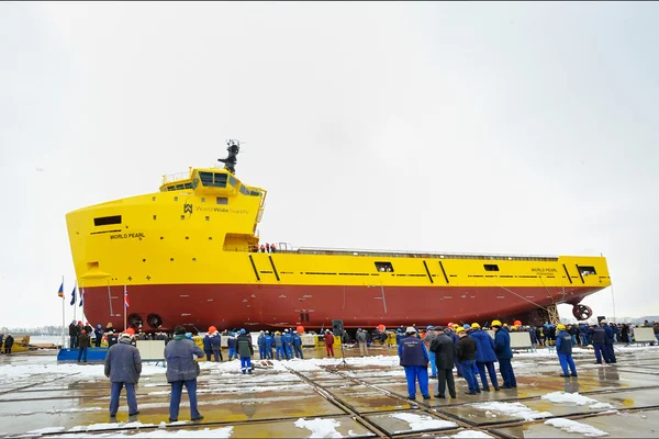 Ceremonia de lanzamiento de un buque en el astillero Galati en el danubio — Foto de Stock