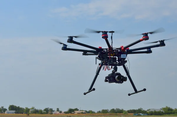 Flying helicopter with camera over meadow — Stock Photo, Image