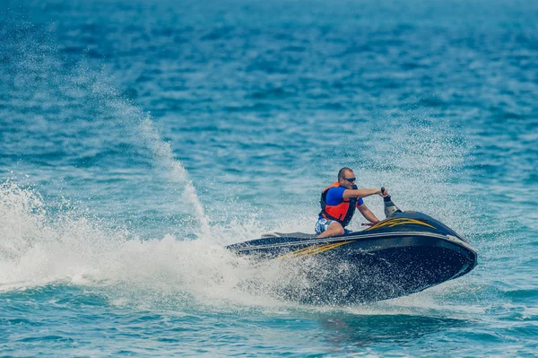 Jet Ski 'deki Genç Adam, Tropikal Okyanus, Tatil Konsepti