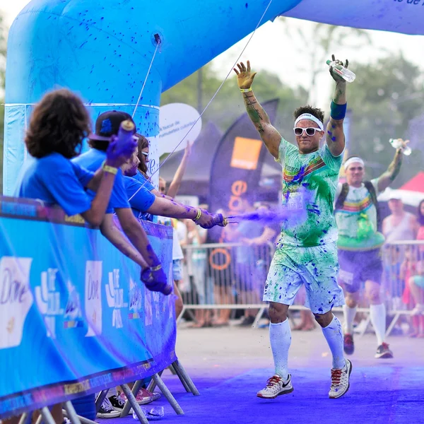 Menschenansammlungen von Unbekannten beim Farbenlauf — Stockfoto