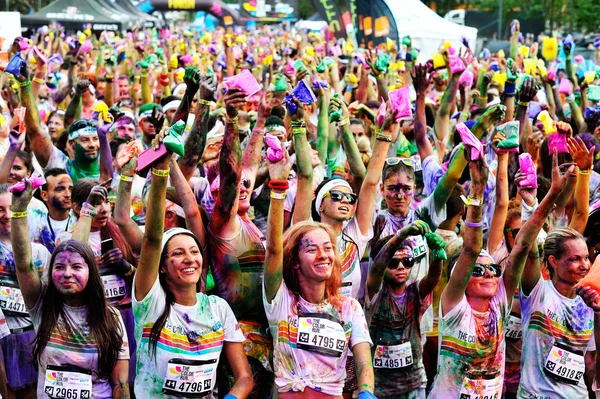 Menschenansammlungen von Unbekannten beim Farbenlauf — Stockfoto