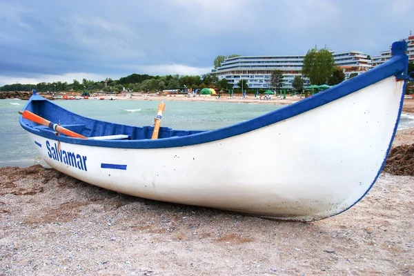 Barco en la playa al amanecer — Foto de Stock