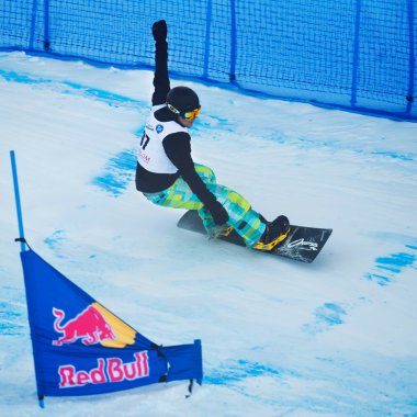Bilinmeyen snowboard gerçekleştirir