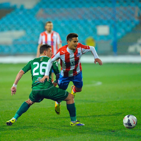 GALATI, ROMANIA - 13 aprile: Giocatori di calcio sconosciuti si esibiscono du — Foto Stock