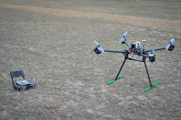 Equipo profesional para conducir un dron: monitor, tv, control remoto co —  Fotos de Stock