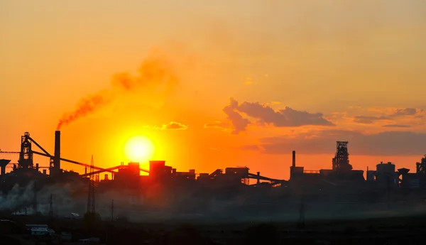Fábrica de aço ao pôr do sol — Fotografia de Stock