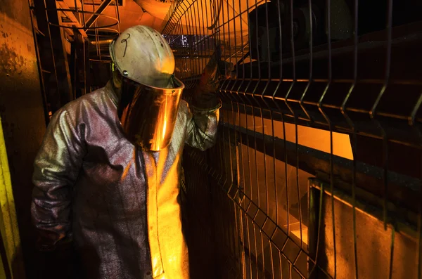 Trabajador dentro de la planta de acero — Foto de Stock