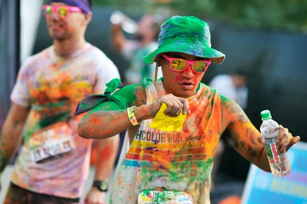 Menschenansammlungen von Unbekannten beim Farbenlauf — Stockfoto