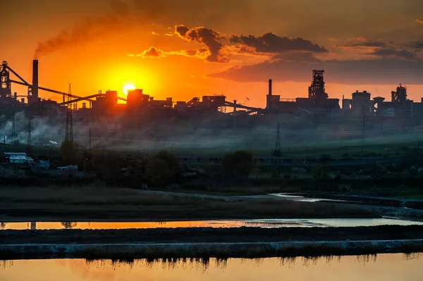 Staalbedrijf bij de zonsondergang — Stockfoto