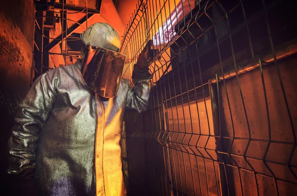 Trabajador dentro de la planta de acero — Foto de Stock