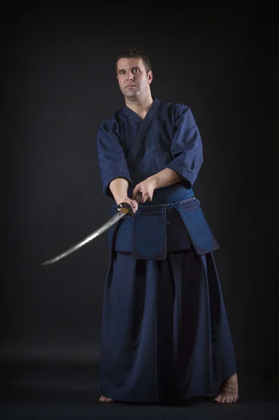 Kendo lutador posando com bokken — Fotografia de Stock