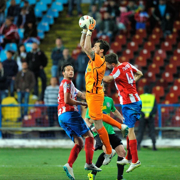 Bilinmeyen futbolcuların gerçekleştirir — Stok fotoğraf