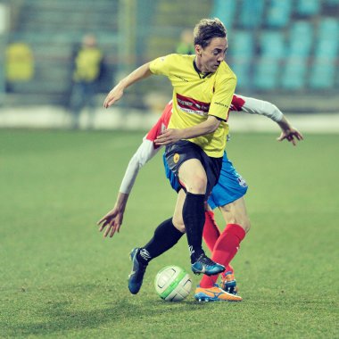 Bilinmeyen futbolcular futbol maçında gösteri yapıyor