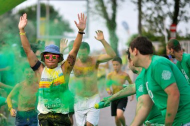 renk kimliği belirsiz insanların kalabalıklar çalıştırmak