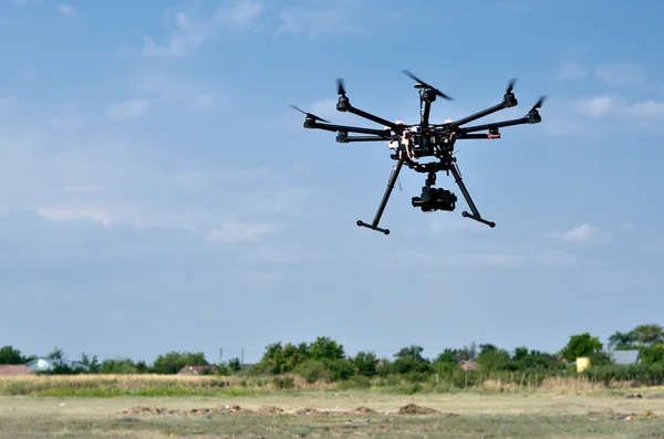 Flygande drönare med kamera på himlen — Stockfoto