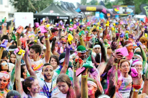 Толпы неопознанных людей в "Цветном пробеге" — стоковое фото