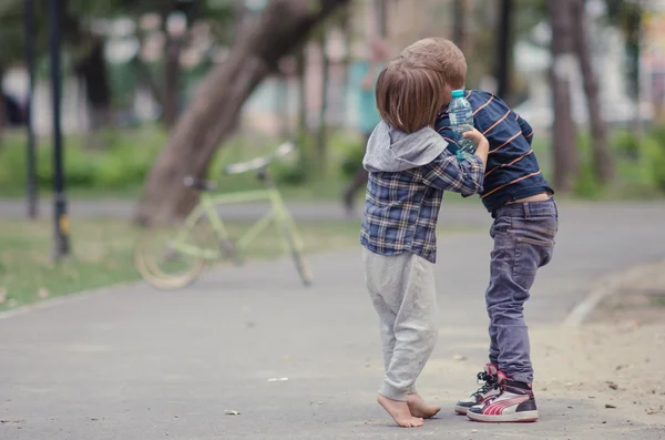Due ragazzi che giocano nel parco cittadino — Foto Stock