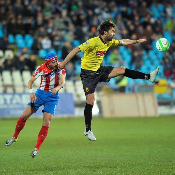 Jugadores de fútbol desconocidos realiza — Foto de Stock