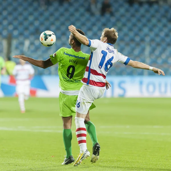 Giocatori di calcio sconosciuti esegue — Foto Stock