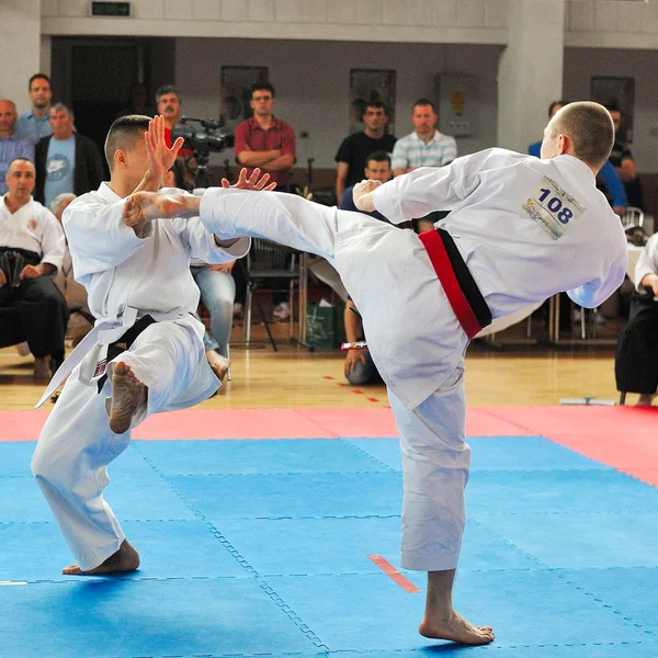 Конкурсанти, які беруть участь у чемпіонаті Європи з карате — стокове фото