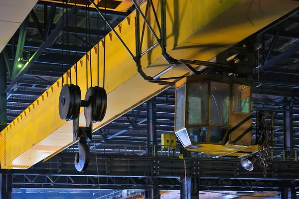 Кран на сталелитейном заводе — стоковое фото