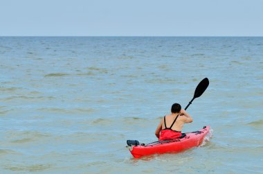 Beyaz delikanlı Karadeniz içinde kanosu
